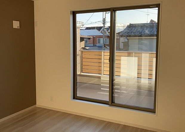 【洋室】洋室のメリットは重い家具が置きやすく、身の回りが整理しやすいことです。 床がフローリングのため畳とは異なり凹みにくいです。 クローゼットなど収納が豊富で、普段使わない旅行カバンや服の整頓も簡単にです。