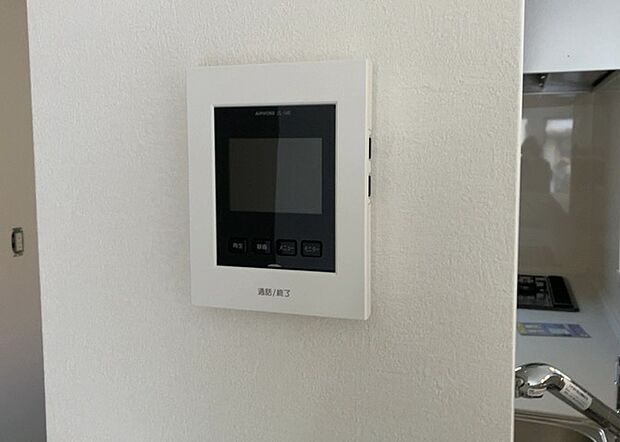 【ＴＶモニター付きインターホン】TVモニター付きインターホンは、来訪者の顔を確認できるだけでなく、音声でやり取りすることもできるため、セキュリティ面で安心できる設備です。モニター画面が大きく見やすいもの、夜間でも来訪者をしっかりと確認できるものなど、機能性を重視したいところです。
