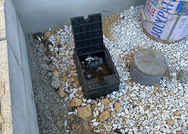 【外水栓】外水栓は、庭の水やりや洗車など、様々な用途に使える便利な設備です。ホースがしっかりと接続できるもの、水圧が安定しているものなど、使い勝手の良いものを選びましょう。また、凍結防止機能が付いているものなら、冬場でも安心して使用できます。