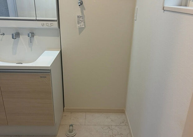 【ランドリースペース】ランドリースペースも気になります。洗濯機置場があり「洗う、干す、取り込む、アイロンがけ、たたむ」など、洗濯に関する家事をするための空間です。広さや収納など付帯設備も含めて、詳細は現地でご確認ください。