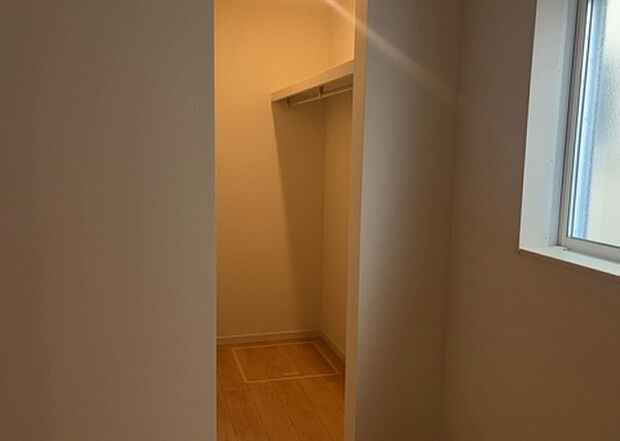 【ウォークインクローゼット】ウォークインクローゼットがあれば、クローゼット内でコーディネートが完成できますし、季節の変わり目に行う衣替えの手間も省けます。また、スーツケースなど大きいものもしまうことができ使い勝手がよいです。