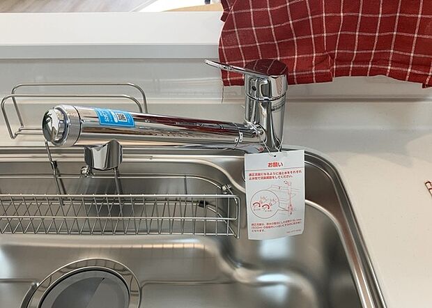 【キッチン水栓】キッチン水栓は、毎日必ず使うものだからこそ、使いやすさが重要です。シャワーヘッドの切り替えがスムーズか、吐水量が調節できるか、水しぶきが飛び散りにくい構造か、浄水機能が付いているかなど、日々の家事を快適にするための機能が数多くあります。また、デザインも多種多様なので、キッチン全体の雰囲気に合わせたものを選ぶことができます。