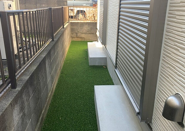 【庭】庭があることでガーデニングや家庭菜園はもちろん、こどもの遊び場やペットを放して遊ぶことができます。また、家の周囲に余裕があるということです。隣地との間があれば、十分な日当たりと、風通しが確保できます。