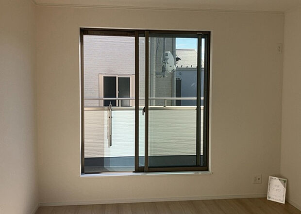 【洋室】洋室のメリットは重い家具が置きやすく、身の回りが整理しやすいことです。 床がフローリングのため畳とは異なり凹みにくいです。 クローゼットなど収納が豊富で、普段使わない旅行カバンや服の整頓も簡単にです。