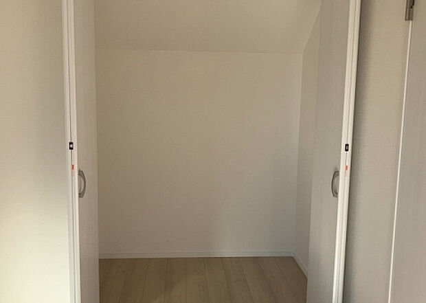 【ウォークインクローゼット】ウォークインクローゼットがあれば、クローゼット内でコーディネートが完成できますし、季節の変わり目に行う衣替えの手間も省けます。また、スーツケースなど大きいものもしまうことができ使い勝手がよいです。