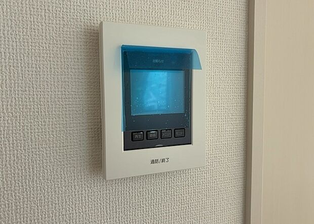【TVモニター付きインターホン】TVモニター付きインターホンは、来訪者の顔を確認できるだけでなく、音声でやり取りすることもできるため、セキュリティ面で安心できる設備です。モニター画面が大きく見やすいもの、夜間でも来訪者をしっかりと確認できるものなど、機能性を重視したいところです。