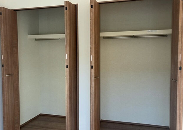 【ウォークインクローゼット】ウォークインクローゼットがあれば、クローゼット内でコーディネートが完成できますし、季節の変わり目に行う衣替えの手間も省けます。また、スーツケースなど大きいものもしまうことができ使い勝手がよいです。