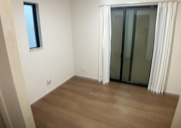 【洋室】洋室のメリットは重い家具が置きやすく、身の回りが整理しやすいことです。 床がフローリングのため畳とは異なり凹みにくいです。 クローゼットなど収納が豊富で、普段使わない旅行カバンや服の整頓も簡単にです。