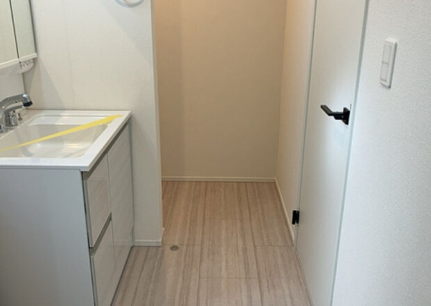 【脱衣場】多くの戸建て住宅で見かける洗面脱衣所は、洗面台と洗濯機が2畳ほどのスペースに並べられていて、洗面所が脱衣所を兼ね備えている間取りが一般的です。お客様が利用することもある、パブリックな空間でもあります。
