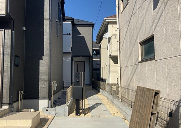 【前面道路含む現地写真_2】お持ちの車種によっては前面道路が広い方が便利でしょう。しかし、前面道路が広ければその分交通量が多くなるため、騒音などが気になる場合があります。実際に現地を見学し、周辺交通量や騒音などを確認しましょう！