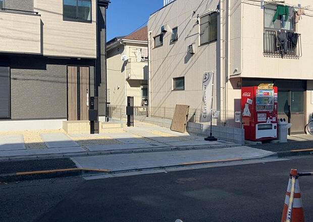 【駐車場】駐車場と明記されていても、最小スペースでつくられた駐車場だと大型車は駐車できなかったり、出入りしにくくなったりする可能性があります。お車のサイズと購入したい物件の駐車場のサイズを現地で確認しましょう。