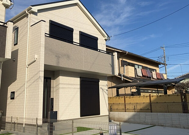 【前面道路含む現地写真_2】お持ちの車種によっては前面道路が広い方が便利でしょう。しかし、前面道路が広ければその分交通量が多くなるため、騒音などが気になる場合があります。実際に現地を見学し、周辺交通量や騒音などを確認しましょう!