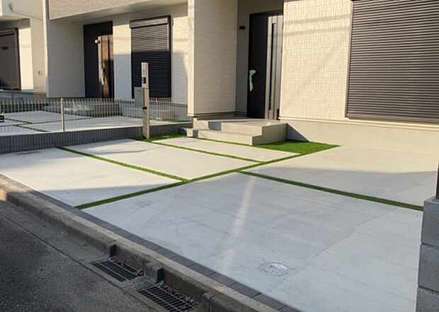 【駐車場】駐車場と明記されていても、最小スペースでつくられた駐車場だと大型車は駐車できなかったり、出入りしにくくなったりする可能性があります。お車のサイズと購入したい物件の駐車場のサイズを現地で確認しましょう。