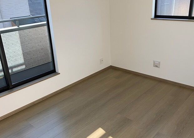 【洋室】洋室のメリットは重い家具が置きやすく、身の回りが整理しやすいことです。 床がフローリングのため畳とは異なり凹みにくいです。 クローゼットなど収納が豊富で、普段使わない旅行カバンや服の整頓も簡単にです。