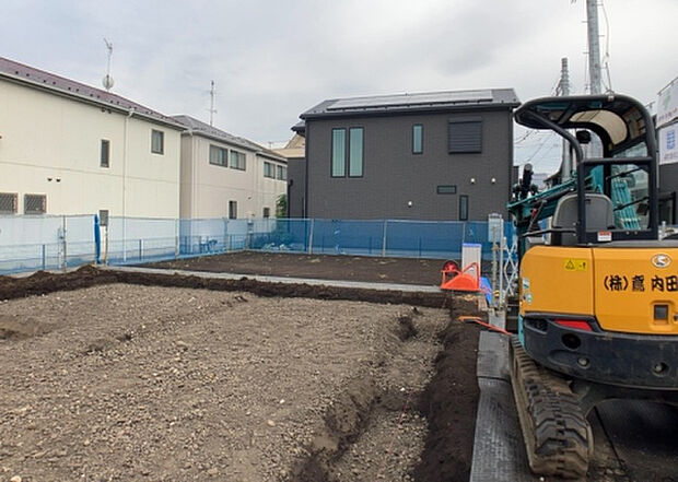 【外観_3】現地に行くなら、物件の周囲の地形がどうなっているかを見ることも大切です。周辺より低くなっている土地では、大雨などで水が集まりやすいため、地盤が弱くなっているということも考えられるため、注意が必要です。