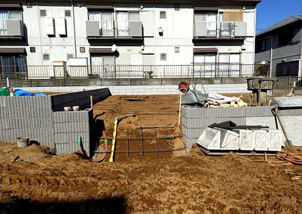 【玄関】玄関は家の顔でもあり、家族以外の目にも止まる場所です。玄関は外との間を仕切る扉、靴などをしまっておく収納スペース、靴脱ぎのたたきスペース、来客とのやり取りをするドアホンなど複数のアイテムからなります。