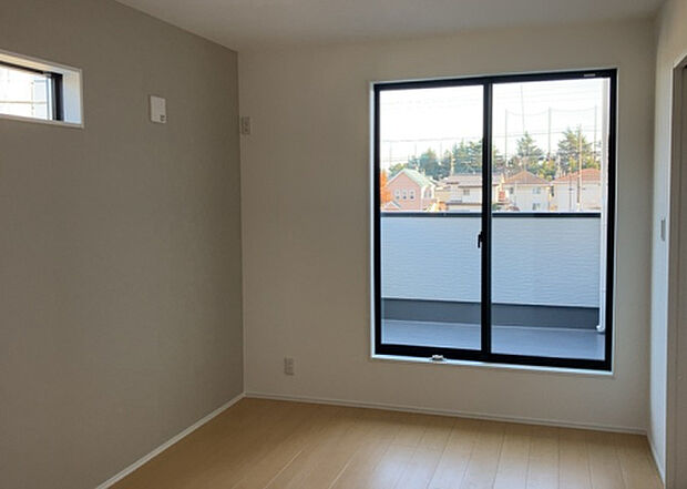 【洋室】洋室のメリットは重い家具が置きやすく、身の回りが整理しやすいことです。 床がフローリングのため畳とは異なり凹みにくいです。 クローゼットなど収納が豊富で、普段使わない旅行カバンや服の整頓も簡単にです。