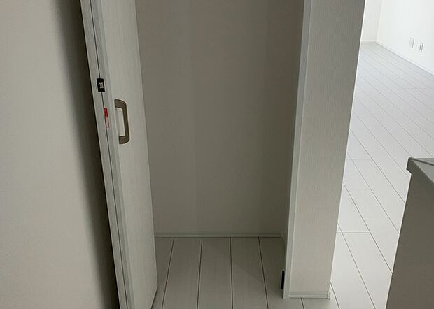 【キッチン床下収納】キッチン床下収納は、調理器具や食器などをスッキリと収納できる便利なスペースです。収納量が多いもの、引き出しがスムーズに開閉するものなど、使い勝手の良いものを選ぶことが大切です。また、湿気がこもりやすい場所なので、通気性の良いものを選ぶこともおすすめです。