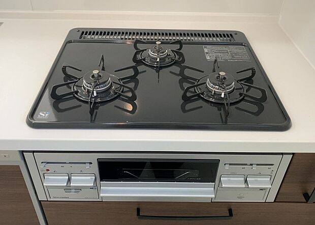 【キッチンコンロ】キッチンコンロは、料理の質を大きく左右する重要な設備です。火力調整のしやすさ、グリル機能の有無、安全装置の充実度など、選ぶポイントがたくさんあります。特に、IHクッキングヒーターは、お手入れのしやすさや安全性が高く、近年人気が高まっています。