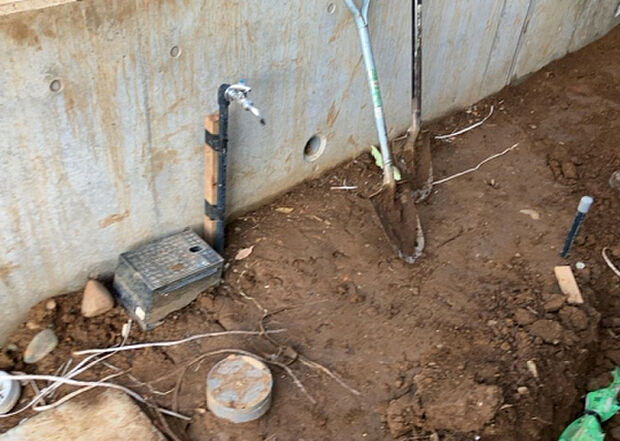 【その他設備】敷地内には、散水栓や立水栓があります。水道水を直接利用できるため、水を運ぶ手間を省くことが出来ます。大量の水を必要とする洗車作業や清掃などに役立ちます。その他設備とあわせて、現地でご確認ください。