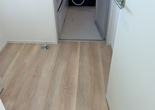 【脱衣場】多くの戸建て住宅で見かける洗面脱衣所は、洗面台と洗濯機が2畳ほどのスペースに並べられていて、洗面所が脱衣所を兼ね備えている間取りが一般的です。お客様が利用することもある、パブリックな空間でもあります。