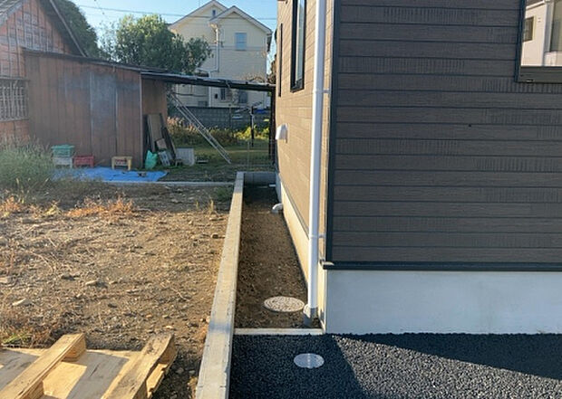 【庭】庭があることでガーデニングや家庭菜園はもちろん、こどもの遊び場やペットを放して遊ぶことができます。また、家の周囲に余裕があるということです。隣地との間があれば、十分な日当たりと、風通しが確保できます。