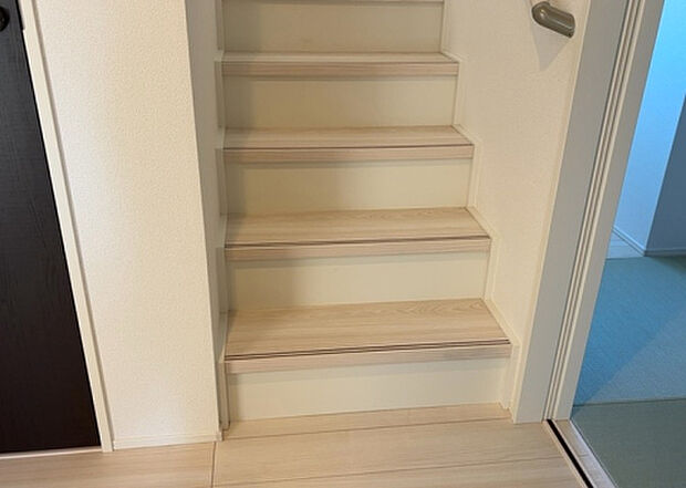 【内装】建物の上下階の通路である階段は、その位置によって動線や室内の印象が大きく左右されます。手摺にも重要な役割があり、転倒の防止・歩行や動作を円滑にして日常生活を支えることを主な目的として設置されています。