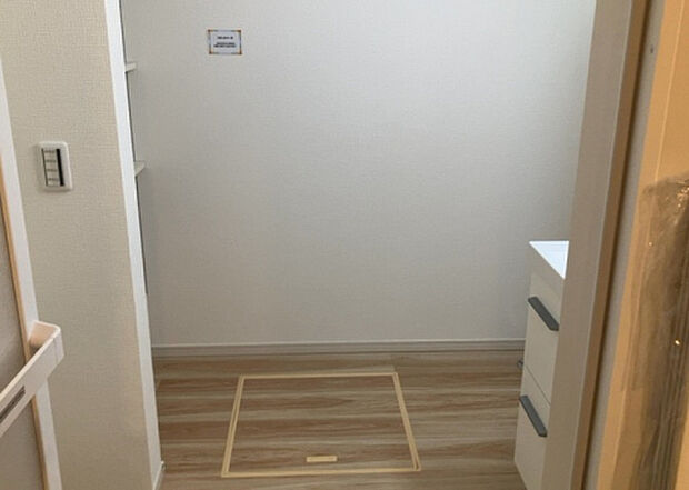 【脱衣場】多くの戸建て住宅で見かける洗面脱衣所は、洗面台と洗濯機が2畳ほどのスペースに並べられていて、洗面所が脱衣所を兼ね備えている間取りが一般的です。お客様が利用することもある、パブリックな空間でもあります。