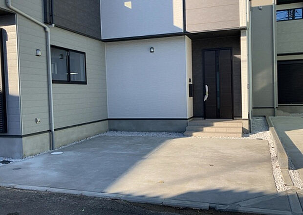 【駐車場】駐車場と明記されていても、最小スペースでつくられた駐車場だと大型車は駐車できなかったり、出入りしにくくなったりする可能性があります。お車のサイズと購入したい物件の駐車場のサイズを現地で確認しましょう。