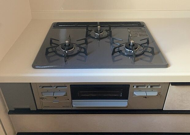 【キッチンコンロ】キッチンコンロは、料理の質を大きく左右する重要な設備です。火力調整のしやすさ、グリル機能の有無、安全装置の充実度など、選ぶポイントがたくさんあります。特に、IHクッキングヒーターは、お手入れのしやすさや安全性が高く、近年人気が高まっています。