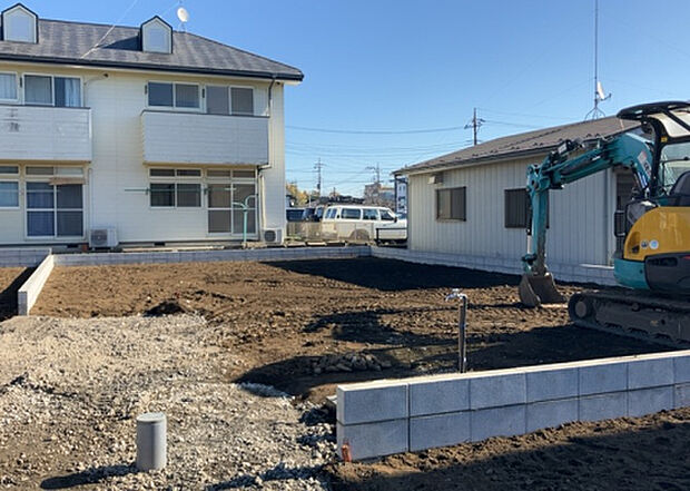 【外観_3】現地に行くなら、物件の周囲の地形がどうなっているかを見ることも大切です。周辺より低くなっている土地では、大雨などで水が集まりやすいため、地盤が弱くなっているということも考えられるため、注意が必要です。