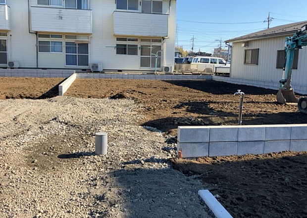 【玄関_2】玄関は、狭すぎると複数人で使いにくく、広すぎても無駄な空間になりがちです。最低2畳を目安にして、家の広さとの兼ね合いや家族の人数を考慮して決めるとよいでしょう。現地を見学して快適な玄関を選びましょう！