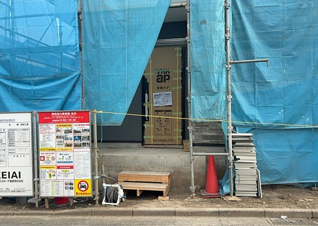 【玄関_2】玄関は、狭すぎると複数人で使いにくく、広すぎても無駄な空間になりがちです。最低2畳を目安にして、家の広さとの兼ね合いや家族の人数を考慮して決めるとよいでしょう。現地を見学して快適な玄関を選びましょう！