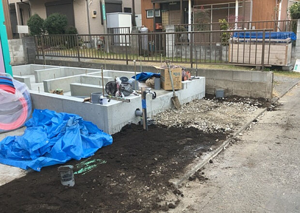 【玄関】玄関は家の顔でもあり、家族以外の目にも止まる場所です。玄関は外との間を仕切る扉、靴などをしまっておく収納スペース、靴脱ぎのたたきスペース、来客とのやり取りをするドアホンなど複数のアイテムからなります。