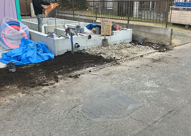 【玄関_2】玄関は、狭すぎると複数人で使いにくく、広すぎても無駄な空間になりがちです。最低2畳を目安にして、家の広さとの兼ね合いや家族の人数を考慮して決めるとよいでしょう。現地を見学して快適な玄関を選びましょう！