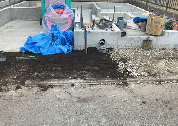 【その他設備】敷地内には、散水栓や立水栓があります。水道水を直接利用できるため、水を運ぶ手間を省くことが出来ます。大量の水を必要とする洗車作業や清掃などに役立ちます。その他設備とあわせて、現地でご確認ください。