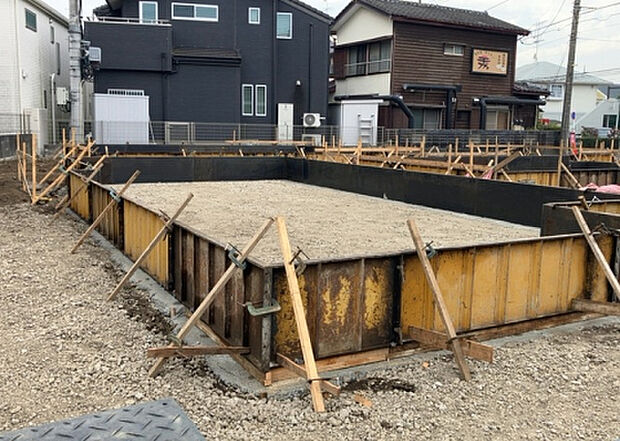 【構造・工法・仕様_2】ベタ基礎とは、柱の位置に関係なく全体に基礎がある事を指し、面積が大きい分建物の重さを全体に分散できます。また、地面からの湿気や害虫を遮断でき、木造住宅で心配されるシロアリ被害を防ぐ効果も期待できます。