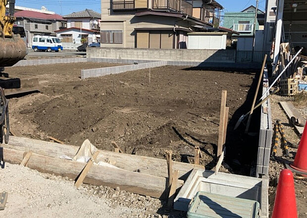 【玄関_2】玄関は、狭すぎると複数人で使いにくく、広すぎても無駄な空間になりがちです。最低2畳を目安にして、家の広さとの兼ね合いや家族の人数を考慮して決めるとよいでしょう。現地を見学して快適な玄関を選びましょう！