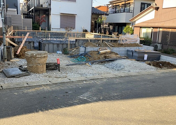 【駐車場_2】駐車場と明記されていても、最小スペースでつくられた駐車場だと大型車は駐車できなかったり、出入りしにくくなったりする可能性があります。お車のサイズと購入したい物件の駐車場のサイズを現地で確認しましょう。