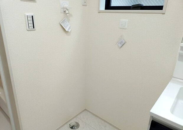 【ランドリースペース】ランドリースペースも気になります。洗濯機置場があり「洗う、干す、取り込む、アイロンがけ、たたむ」など、洗濯に関する家事をするための空間です。広さや収納など付帯設備も含めて、詳細は現地でご確認ください。