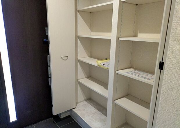 【玄関収納】玄関収納は、靴や傘、コートなどをスッキリと収納できるだけでなく、来客時に見せる顔となるため、家の顔とも言えます。収納量だけでなく、デザイン性も重視したいところです。ミラー付きの収納であれば、外出前の身だしなみチェックにも便利です。