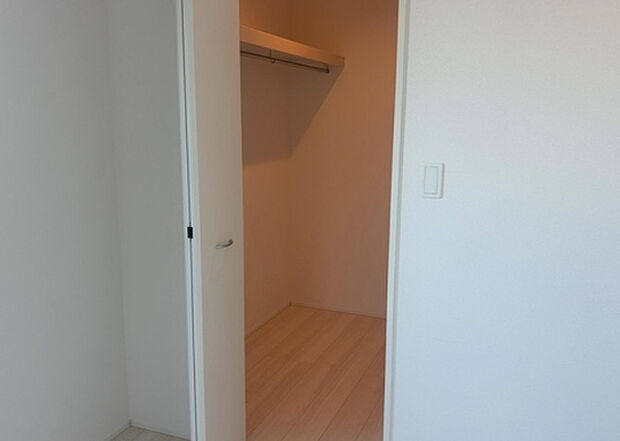 【ウォークインクローゼット】ウォークインクローゼットがあれば、クローゼット内でコーディネートが完成できますし、季節の変わり目に行う衣替えの手間も省けます。また、スーツケースなど大きいものもしまうことができ使い勝手がよいです。