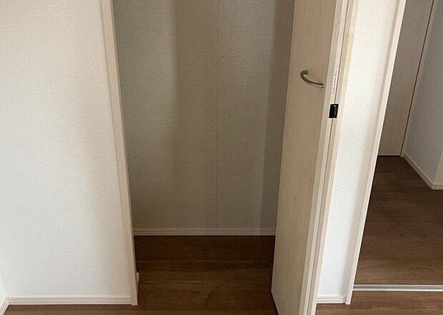 【キッチン床下収納】キッチン床下収納は、調理器具や食器などをスッキリと収納できる便利なスペースです。収納量が多いもの、引き出しがスムーズに開閉するものなど、使い勝手の良いものを選ぶことが大切です。また、湿気がこもりやすい場所なので、通気性の良いものを選ぶこともおすすめです。