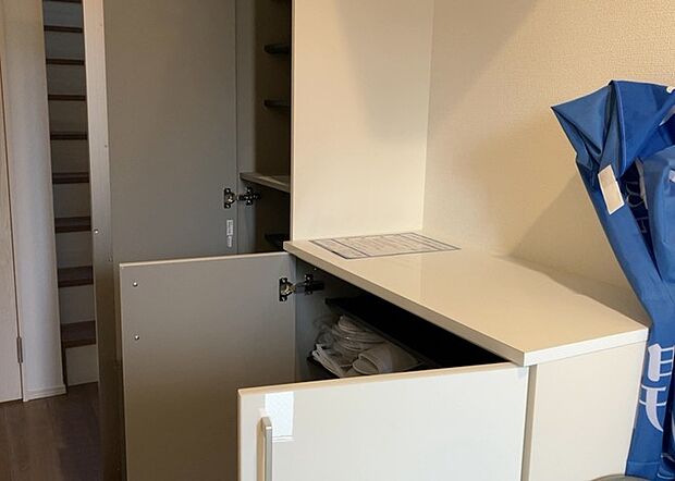 【玄関収納】玄関収納は、靴や傘、コートなどをスッキリと収納できるだけでなく、来客時に見せる顔となるため、家の顔とも言えます。収納量だけでなく、デザイン性も重視したいところです。ミラー付きの収納であれば、外出前の身だしなみチェックにも便利です。