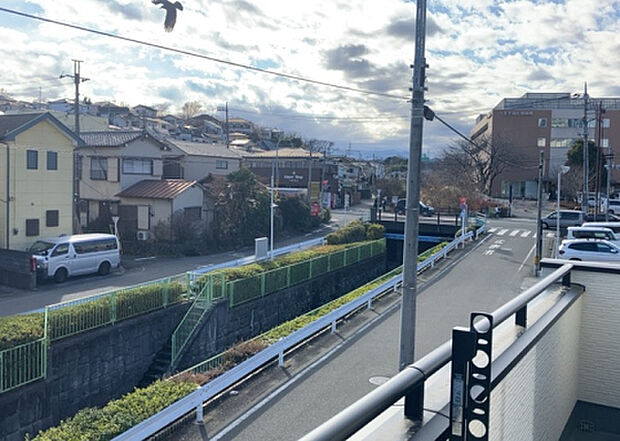 【物件からの展望】眺望を気にして物件を探す場合、前面に建物が建っていないか現地で確認しましょう！前面に建物があると景色はもちろん、日当たりや風通しにも影響が出てきます。住んだ時のことを想像しながら現地見学をしましょう。