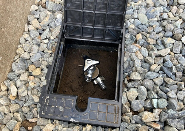 【その他設備】敷地内には、散水栓や立水栓があります。水道水を直接利用できるため、水を運ぶ手間を省くことが出来ます。大量の水を必要とする洗車作業や清掃などに役立ちます。その他設備とあわせて、現地でご確認ください。