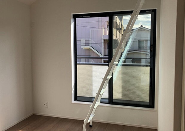 【洋室】洋室のメリットは重い家具が置きやすく、身の回りが整理しやすいことです。 床がフローリングのため畳とは異なり凹みにくいです。 クローゼットなど収納が豊富で、普段使わない旅行カバンや服の整頓も簡単にです。