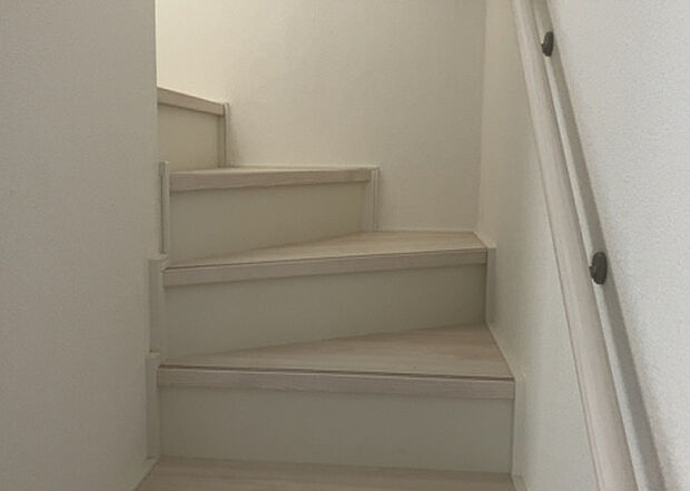 【内装】建物の上下階の通路である階段は、その位置によって動線や室内の印象が大きく左右されます。手摺にも重要な役割があり、転倒の防止・歩行や動作を円滑にして日常生活を支えることを主な目的として設置されています。