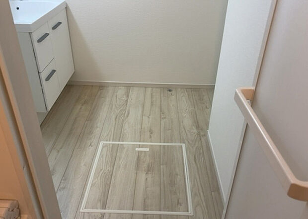 【脱衣場】多くの戸建て住宅で見かける洗面脱衣所は、洗面台と洗濯機が2畳ほどのスペースに並べられていて、洗面所が脱衣所を兼ね備えている間取りが一般的です。お客様が利用することもある、パブリックな空間でもあります。