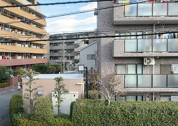 【物件からの展望】眺望を気にして物件を探す場合、前面に建物が建っていないか現地で確認しましょう！前面に建物があると景色はもちろん、日当たりや風通しにも影響が出てきます。住んだ時のことを想像しながら現地見学をしましょう。